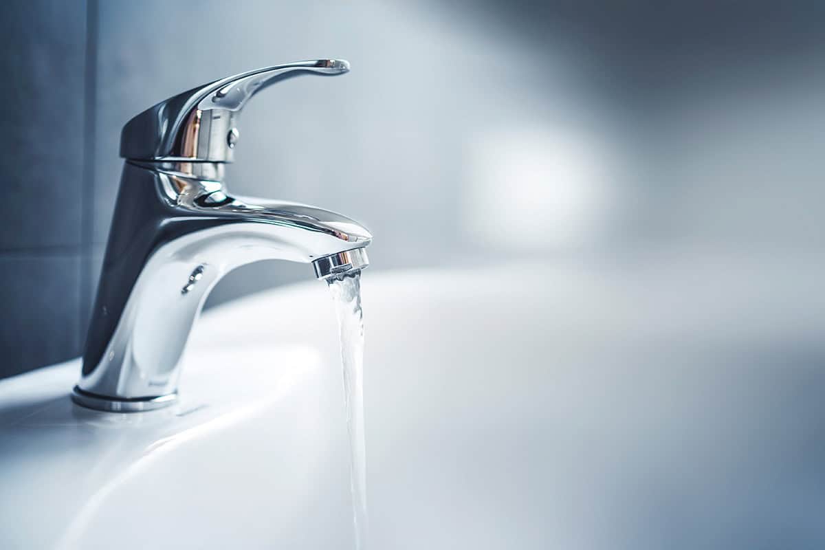Laufender Wasserhahn